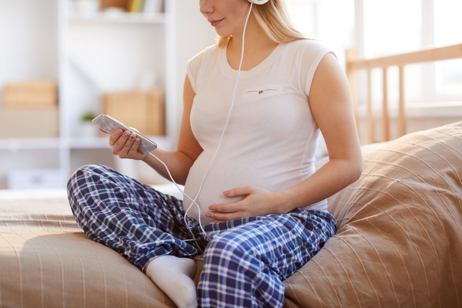 pregnant women listening to iphone